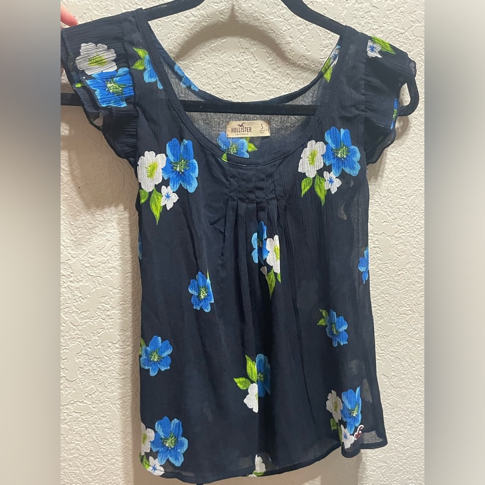 Hollister top